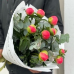 MF1025 - Букет из 9 коралловых пионов и эвкалипта фото №4 - moscowflorist.ru