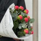 MF1025 - Букет из 9 коралловых пионов и эвкалипта фото №1 - moscowflorist.ru