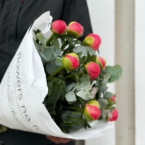 MF1025 - Букет из 9 коралловых пионов и эвкалипта фото №3 - moscowflorist.ru