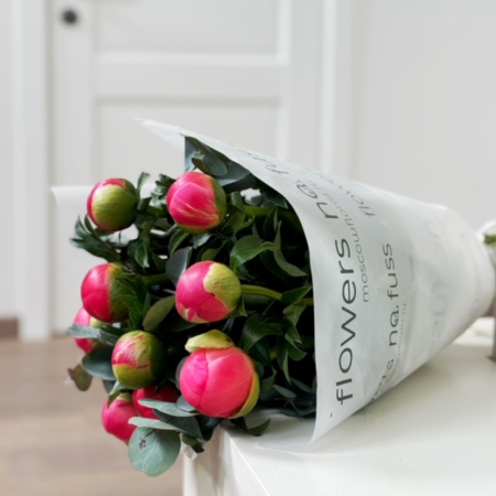 MF1025 - Букет из 9 коралловых пионов и эвкалипта - фото moscowflorist.ru