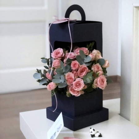 MF5724 - Синий фонарик с розами и эвкалиптом - фото moscowflorist.ru