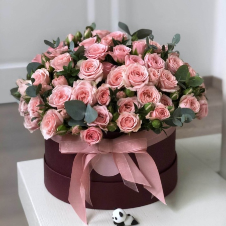 MF0821 - Бордовая шляпная коробка с розовыми розами - фото moscowflorist.ru