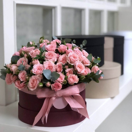 MF0821 - Бордовая шляпная коробка с розовыми розами - фото moscowflorist.ru
