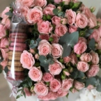 MF0823 - Макаруни (безе) и розы в черной шляпной коробке картинка №2 - moscowflorist.ru MF0823 - Макаруни (безе) и розы в черной шляпной коробке фото №2 - moscowflorist.ru
