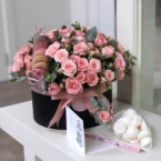 MF0823 - Макаруни (безе) и розы в черной шляпной коробке картинка №1 - moscowflorist.ru MF0823 - Макаруни (безе) и розы в черной шляпной коробке фото №1 - moscowflorist.ru