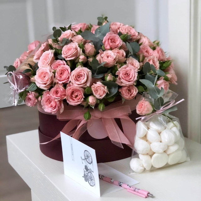 MF0824 - Розовые розы с макаруни (безе) в бордовой шляпной коробке фото - moscowflorist.ru