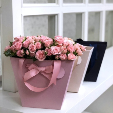 MF0720 - Цветочная сумка с кустовыми розами - фото moscowflorist.ru