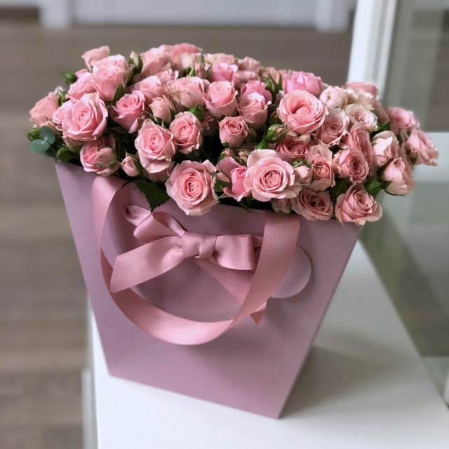 MF0720 - Цветочная сумка с кустовыми розами фото - moscowflorist.ru