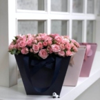 MF0721 - Синяя цветочная сумка с кустовой розой картинка №2 - moscowflorist.ru MF0721 - Синяя цветочная сумка с кустовой розой фото №2 - moscowflorist.ru