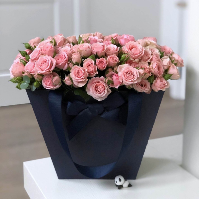 MF0721 - Синяя цветочная сумка с кустовой розой фото - moscowflorist.ru