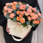 MF0726 - Розовые кустовые розы цвета фламинго в цветочной сумке фото №1 - moscowflorist.ru