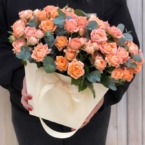 MF0726 - Розовые кустовые розы цвета фламинго в цветочной сумке фото №3 - moscowflorist.ru