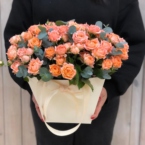 MF0726 - Розовые кустовые розы цвета фламинго в цветочной сумке фото №2 - moscowflorist.ru