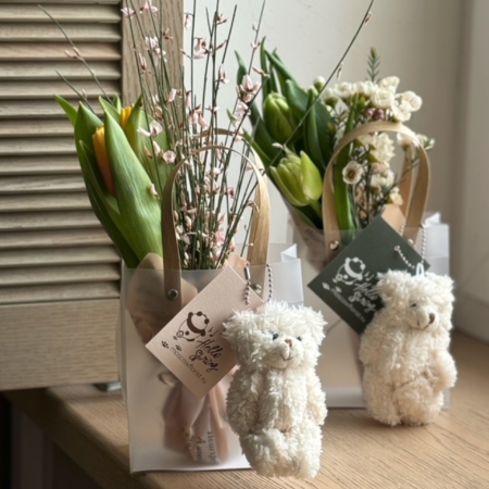 MF3020 - Цветочный кулек с тюльпанами (продажа от 3 шт.) - фото moscowflorist.ru