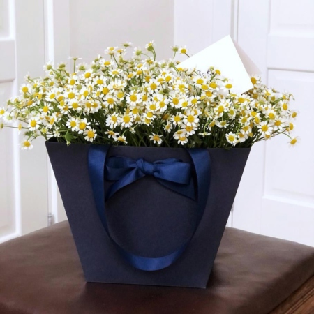 MF0735 - Синяя цветочная сумка с ромашками - фото moscowflorist.ru