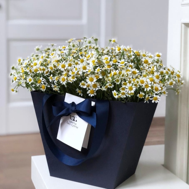 MF0735 - Синяя цветочная сумка с ромашками фото - moscowflorist.ru