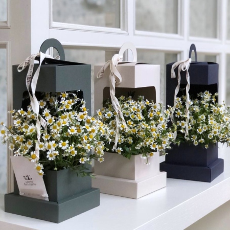 MF5726 - Оригинальный цветочный фонарик с ромашками - фото moscowflorist.ru