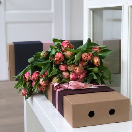 MF5529 - 35 пионовидных тюльпанов в большом фирменном кейсе - фото moscowflorist.ru