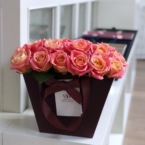 MF0736 - Бордовая фирменная сумка с коралловой розой картинка №3 - moscowflorist.ru MF0736 - Бордовая фирменная сумка с коралловой розой фото №3 - moscowflorist.ru