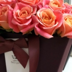 MF0736 - Бордовая фирменная сумка с коралловой розой картинка №2 - moscowflorist.ru MF0736 - Бордовая фирменная сумка с коралловой розой фото №2 - moscowflorist.ru