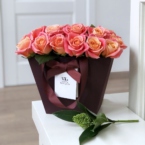 MF0736 - Бордовая фирменная сумка с коралловой розой картинка №1 - moscowflorist.ru MF0736 - Бордовая фирменная сумка с коралловой розой фото №1 - moscowflorist.ru