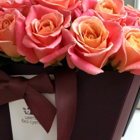 MF0736 - Бордовая фирменная сумка с коралловой розой - фото moscowflorist.ru