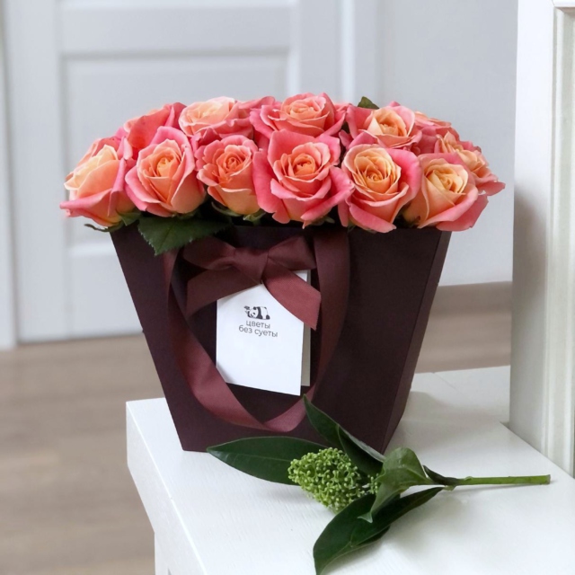 MF0736 - Бордовая фирменная сумка с коралловой розой фото - moscowflorist.ru