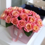 MF0737 - Фирменная цветочная сумка с персиковыми розами картинка №3 - moscowflorist.ru MF0737 - Фирменная цветочная сумка с персиковыми розами фото №3 - moscowflorist.ru