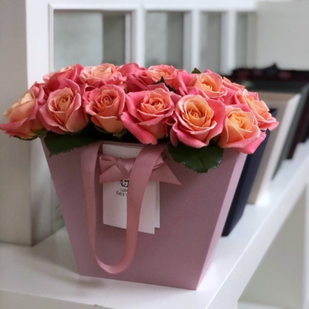 MF0737 - Фирменная цветочная сумка с персиковыми розами - фото moscowflorist.ru