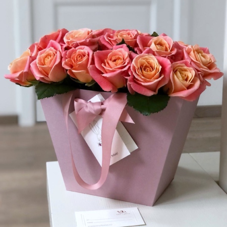 MF0737 - Фирменная цветочная сумка с персиковыми розами - фото moscowflorist.ru