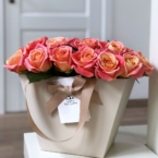 MF0739 - Коралловые розы в кремовой фирменной сумке картинка №4 - moscowflorist.ru MF0739 - Коралловые розы в кремовой фирменной сумке фото №4 - moscowflorist.ru