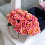 MF0739 - Коралловые розы в кремовой фирменной сумке картинка №3 - moscowflorist.ru MF0739 - Коралловые розы в кремовой фирменной сумке фото №3 - moscowflorist.ru