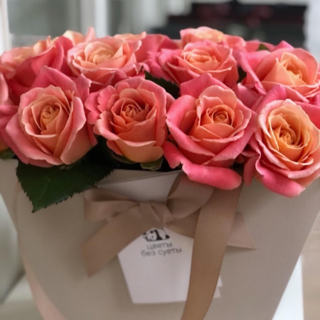 MF0739 - Коралловые розы в кремовой фирменной сумке - фото moscowflorist.ru