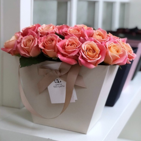 MF0739 - Коралловые розы в кремовой фирменной сумке - фото moscowflorist.ru
