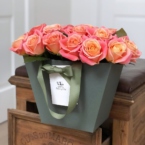 MF0740 - Персиково-розовые розы в зеленой сумке-коробке картинка №3 - moscowflorist.ru MF0740 - Персиково-розовые розы в зеленой сумке-коробке фото №3 - moscowflorist.ru