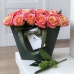 MF0740 - Персиково-розовые розы в зеленой сумке-коробке картинка №1 - moscowflorist.ru MF0740 - Персиково-розовые розы в зеленой сумке-коробке фото №1 - moscowflorist.ru