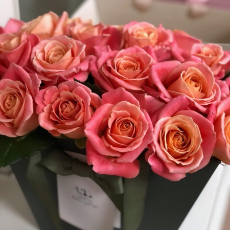 MF0740 - Персиково-розовые розы в зеленой сумке-коробке - фото moscowflorist.ru