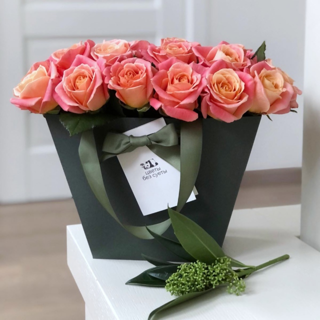 MF0740 - Персиково-розовые розы в зеленой сумке-коробке фото - moscowflorist.ru