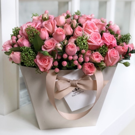 MF0749 - Кремовая фирменная сумка с коралловым миксом - фото moscowflorist.ru