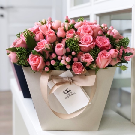 MF0749 - Кремовая фирменная сумка с коралловым миксом - фото moscowflorist.ru