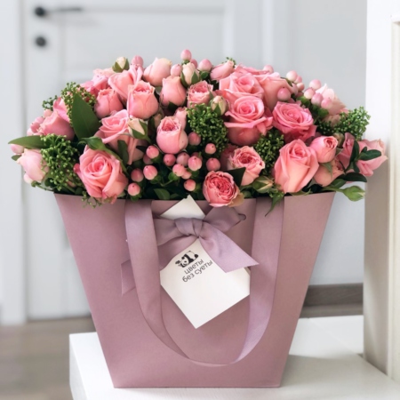 MF0750 - Коралловый микс в розовой фирменной сумке - фото moscowflorist.ru