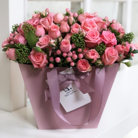 MF0750 - Коралловый микс в розовой фирменной сумке - фото moscowflorist.ru