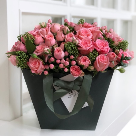 MF0751 - Зеленая цветочная сумка с коралловыми розами и зеленью - фото moscowflorist.ru