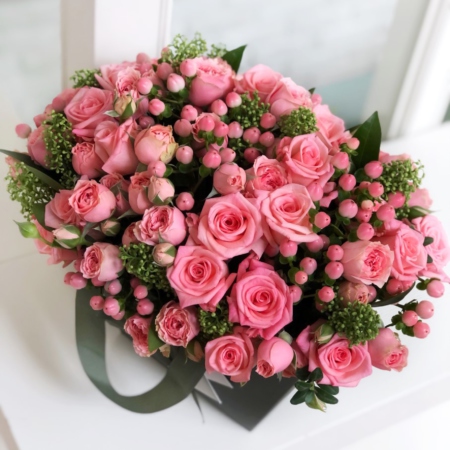 MF0751 - Зеленая цветочная сумка с коралловыми розами и зеленью - фото moscowflorist.ru