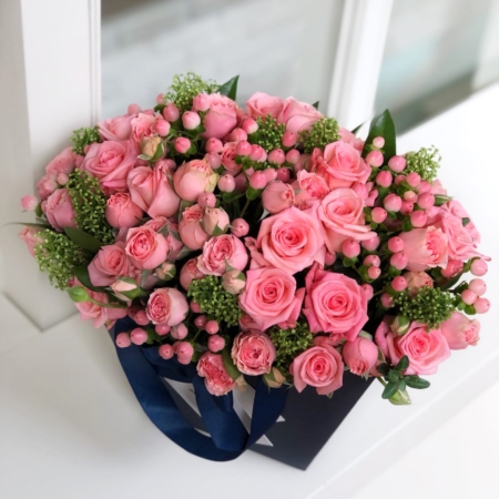 MF0753 - Синяя цветочная сумка с коралловыми розами и аранжировкой - фото moscowflorist.ru