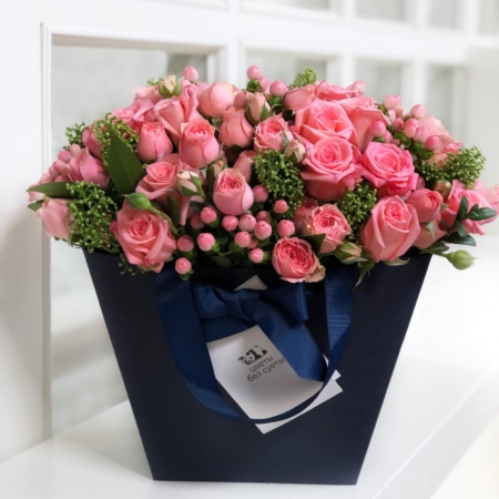 MF0753 - Синяя цветочная сумка с коралловыми розами и аранжировкой - фото moscowflorist.ru