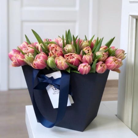 MF0754 - Синяя цветочная сумка с розовыми тюльпанами - фото moscowflorist.ru