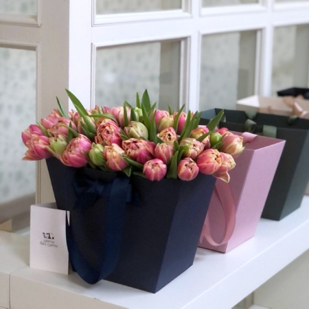 MF0754 - Синяя цветочная сумка с розовыми тюльпанами - фото moscowflorist.ru