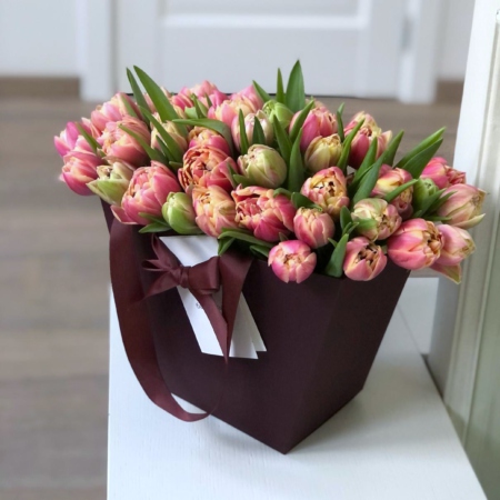 MF0755 - Бордовая цветочная сумка с розовыми пионовидными тюльпанами - фото moscowflorist.ru