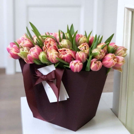 MF0755 - Бордовая цветочная сумка с розовыми пионовидными тюльпанами - фото moscowflorist.ru